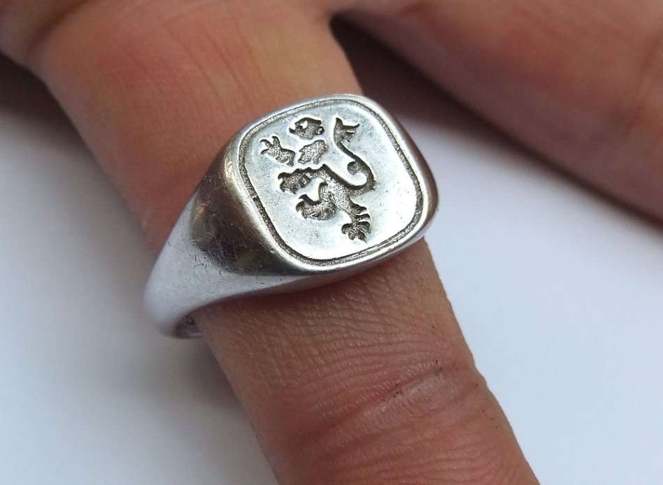 WOW !! A GREAT QUALITY SOLID STERLING SILVER RING WITH CHELSEA LION TYPE MOTIF !! CLASS RING !!
