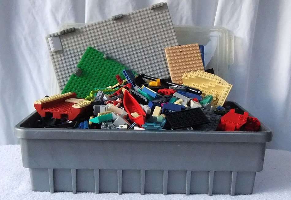 TOO COOL !! OVER 5 KG OF BUILDING BLOCKS AND OTHER TOYS !! INCLUDES GENUINE LEGO AND K`NEX