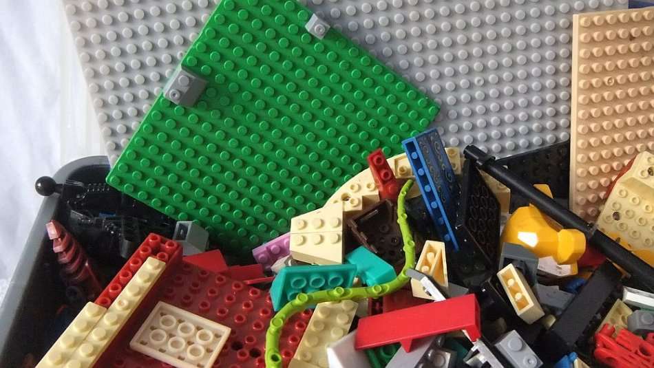 TOO COOL !! OVER 5 KG OF BUILDING BLOCKS AND OTHER TOYS !! INCLUDES GENUINE LEGO AND K`NEX