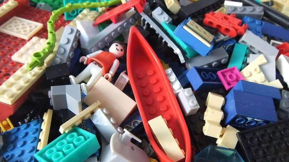 TOO COOL !! OVER 5 KG OF BUILDING BLOCKS AND OTHER TOYS !! INCLUDES GENUINE LEGO AND K`NEX