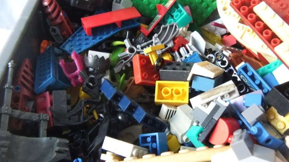 TOO COOL !! OVER 5 KG OF BUILDING BLOCKS AND OTHER TOYS !! INCLUDES GENUINE LEGO AND K`NEX