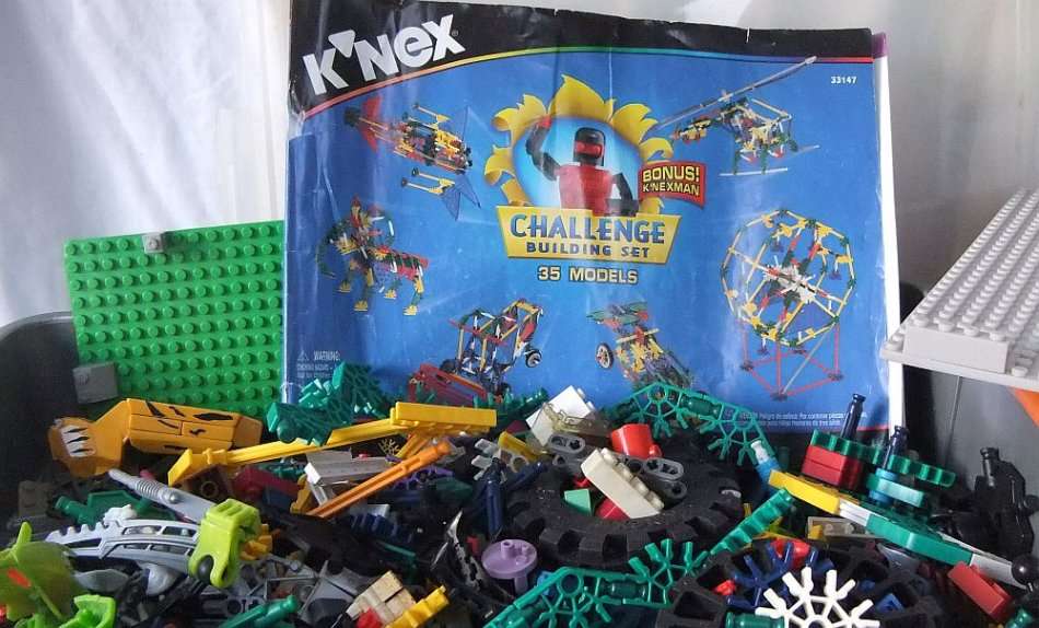 TOO COOL !! OVER 5 KG OF BUILDING BLOCKS AND OTHER TOYS !! INCLUDES GENUINE LEGO AND K`NEX