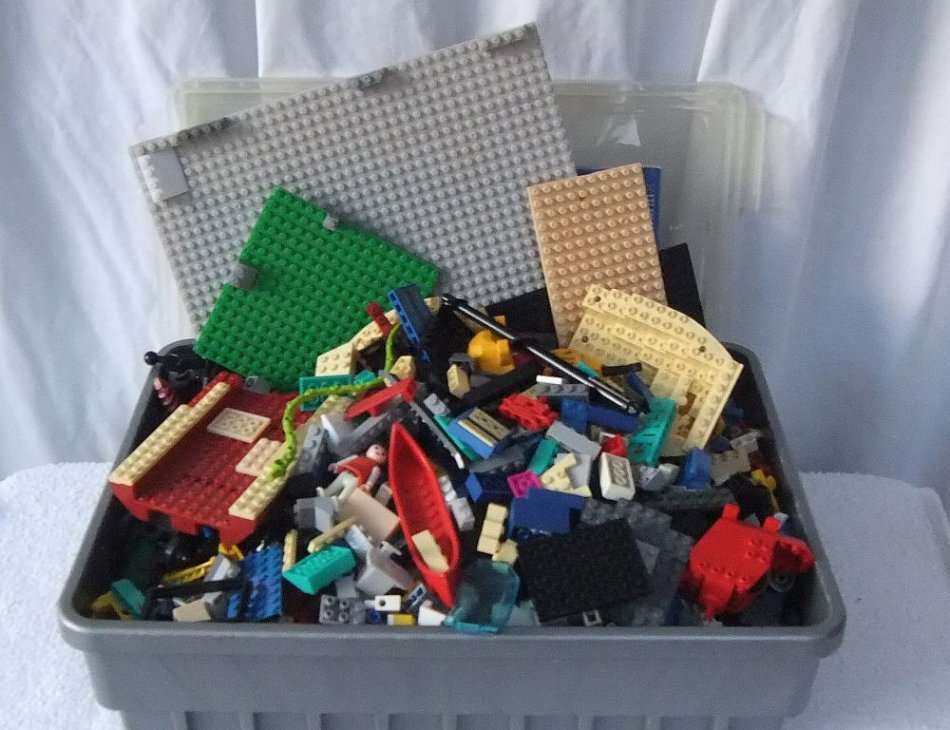 TOO COOL !! OVER 5 KG OF BUILDING BLOCKS AND OTHER TOYS !! INCLUDES GENUINE LEGO AND K`NEX