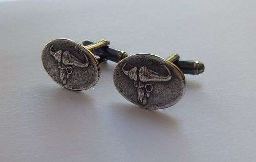 A TOTALLY COOL PAIR OF SOLID SILVER CUFFLINKS WITH BUFFALO MOTIF !! STRONG QUALITY !! FREE COMBINING