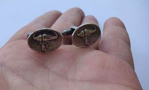 A TOTALLY COOL PAIR OF SOLID SILVER CUFFLINKS WITH BUFFALO MOTIF !! STRONG QUALITY !! FREE COMBINING