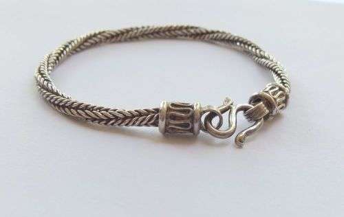 A SUPERB QUALITY SOLID STERLING SILVER BRACELET WITH STRONG UNIQUE S CLASP !! EXCELLENT CONDITION !!