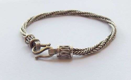 A SUPERB QUALITY SOLID STERLING SILVER BRACELET WITH STRONG UNIQUE S CLASP !! EXCELLENT CONDITION !!