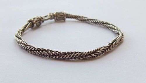 A SUPERB QUALITY SOLID STERLING SILVER BRACELET WITH STRONG UNIQUE S CLASP !! EXCELLENT CONDITION !!