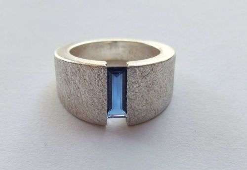 A BEAUTIFUL HIGH QUALITY SOLID STERLING SILVER DESIGNER RING WITH A FACETED BAGUETTE CUT SAPPHIRE !!