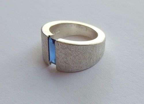 A BEAUTIFUL HIGH QUALITY SOLID STERLING SILVER DESIGNER RING WITH A FACETED BAGUETTE CUT SAPPHIRE !!
