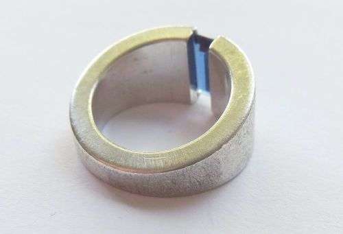 A BEAUTIFUL HIGH QUALITY SOLID STERLING SILVER DESIGNER RING WITH A FACETED BAGUETTE CUT SAPPHIRE !!