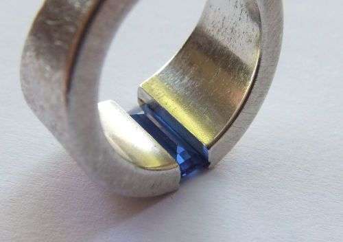 A BEAUTIFUL HIGH QUALITY SOLID STERLING SILVER DESIGNER RING WITH A FACETED BAGUETTE CUT SAPPHIRE !!