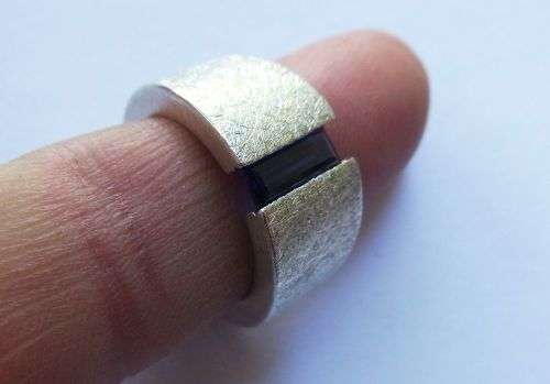 A BEAUTIFUL HIGH QUALITY SOLID STERLING SILVER DESIGNER RING WITH A FACETED BAGUETTE CUT SAPPHIRE !!