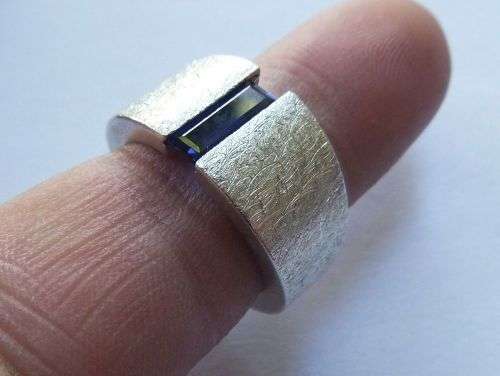 A BEAUTIFUL HIGH QUALITY SOLID STERLING SILVER DESIGNER RING WITH A FACETED BAGUETTE CUT SAPPHIRE !!