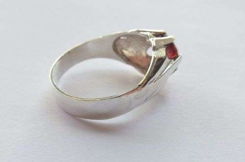 A STUNNING VINTAGE STYLE SOLID STERLING SILVER RING SET WITH A RUBY COLORED FACETED STONE !! TESTED