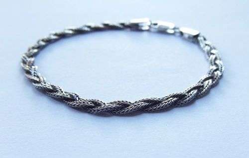 A GORGEOUS WOVEN STYLE SOLID ITALIAN STERLING SILVER BRACELET WITH STRONG CLASP !! WOW !!