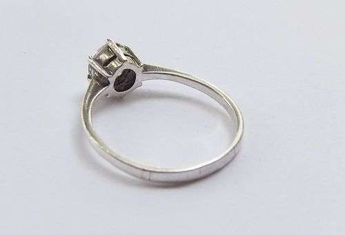 A TIMELESS GENUINE STERLING SILVER RING SET WITH A SINGLE FACETED CZ STONE !! FULLY TESTED !!