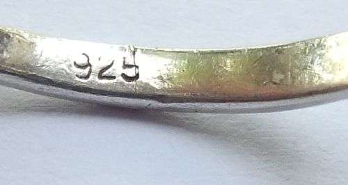 A TIMELESS GENUINE STERLING SILVER RING SET WITH A SINGLE FACETED CZ STONE !! FULLY TESTED !!