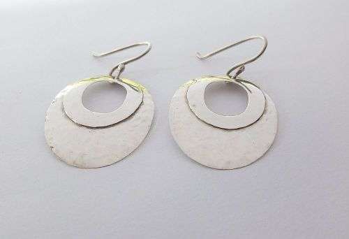AN EYE CATCHING PAIR OF SOLID STERLING SILVER EARRINGS IN EXCELLENT CONDITION !! FREE COMBINING !!