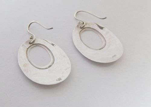 AN EYE CATCHING PAIR OF SOLID STERLING SILVER EARRINGS IN EXCELLENT CONDITION !! FREE COMBINING !!