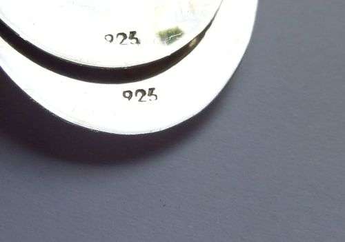 AN EYE CATCHING PAIR OF SOLID STERLING SILVER EARRINGS IN EXCELLENT CONDITION !! FREE COMBINING !!