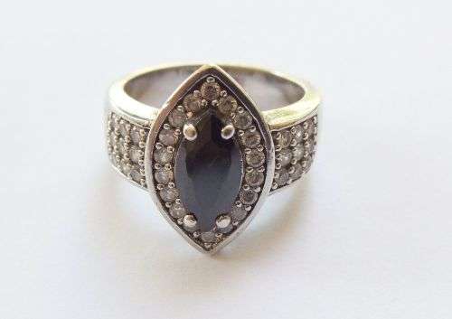 AN EXQUISITE SOLID STERLING SILVER RING SET WITH A FACETED BLACK STONE AND FACETED CZ STONES !! WOW