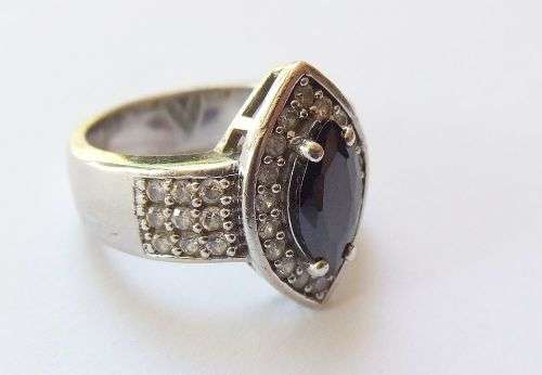 AN EXQUISITE SOLID STERLING SILVER RING SET WITH A FACETED BLACK STONE AND FACETED CZ STONES !! WOW