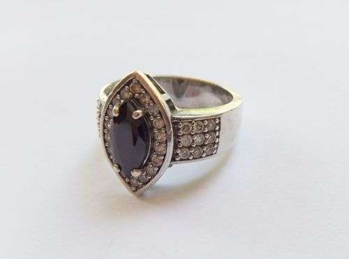 AN EXQUISITE SOLID STERLING SILVER RING SET WITH A FACETED BLACK STONE AND FACETED CZ STONES !! WOW