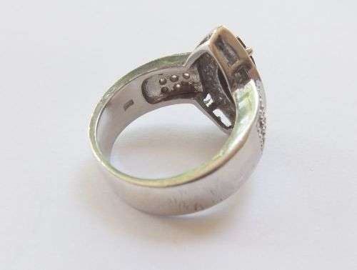 AN EXQUISITE SOLID STERLING SILVER RING SET WITH A FACETED BLACK STONE AND FACETED CZ STONES !! WOW