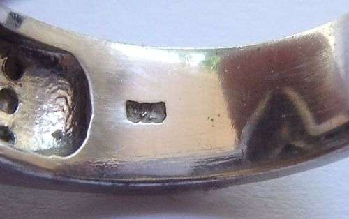 AN EXQUISITE SOLID STERLING SILVER RING SET WITH A FACETED BLACK STONE AND FACETED CZ STONES !! WOW