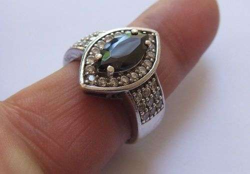 AN EXQUISITE SOLID STERLING SILVER RING SET WITH A FACETED BLACK STONE AND FACETED CZ STONES !! WOW