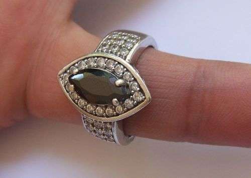 AN EXQUISITE SOLID STERLING SILVER RING SET WITH A FACETED BLACK STONE AND FACETED CZ STONES !! WOW
