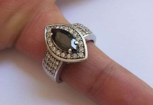 AN EXQUISITE SOLID STERLING SILVER RING SET WITH A FACETED BLACK STONE AND FACETED CZ STONES !! WOW