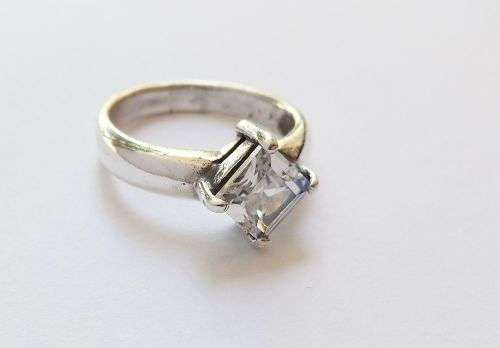 A FABULOUS HIGH QUALITY SOLID STERLING SILVER RING SET WITH A FACETED CZ STONE !! FULLY TESTED !!