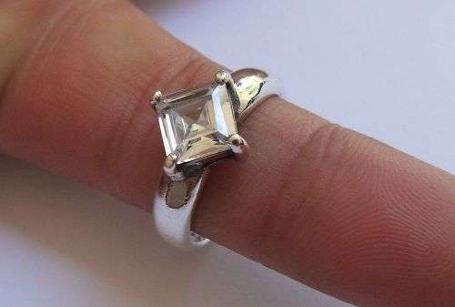 A FABULOUS HIGH QUALITY SOLID STERLING SILVER RING SET WITH A FACETED CZ STONE !! FULLY TESTED !!