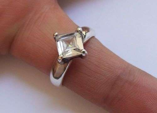 A FABULOUS HIGH QUALITY SOLID STERLING SILVER RING SET WITH A FACETED CZ STONE !! FULLY TESTED !!