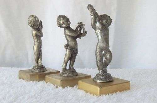 LOOK !! AN ADORABLE SET OF THREE PEWTER TYPE METAL CHERUBS ON METAL PLINTHS !! MUSICAL VIBES !!