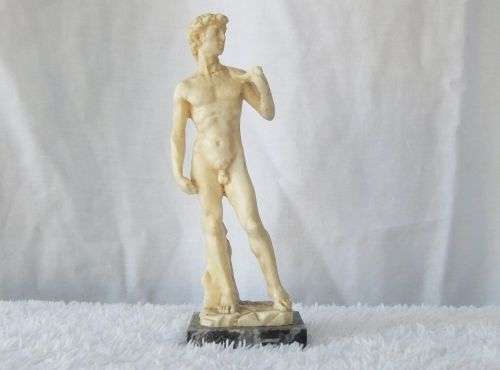 GENUINE SANTINI !! THE SMALLEST RESIN DAVID STATUE BY A.SANTINI OF ITALY ON A MARBLE LOOK BASE !!
