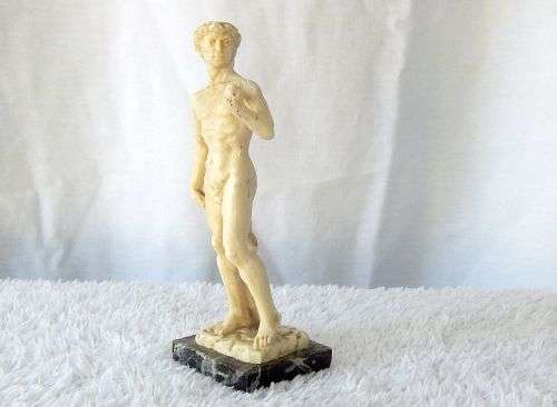 GENUINE SANTINI !! THE SMALLEST RESIN DAVID STATUE BY A.SANTINI OF ITALY ON A MARBLE LOOK BASE !!