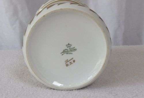 SO CLASSY !! A VINTAGE GERMAN PORCELAIN VASE BY ALBOTH & KAISER BAVARIA IN THE SEVRES PATTERN