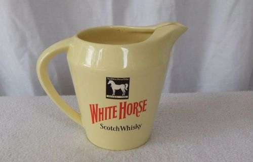 R1 START !! A VINTAGE WHITE HORSE SCOTCH WHISKY ADVERTISING PUB WATER JUG BY WADE ENGLAND