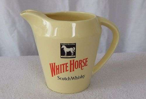R1 START !! A VINTAGE WHITE HORSE SCOTCH WHISKY ADVERTISING PUB WATER JUG BY WADE ENGLAND