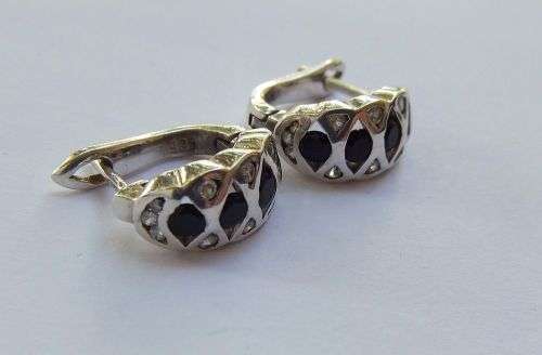 A QUALITY HIGH CLASS SOLID STERLING SILVER HINGED PAIR OF EARRINGS SET WITH DARK AND CLEAR STONES !!