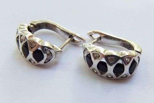 A QUALITY HIGH CLASS SOLID STERLING SILVER HINGED PAIR OF EARRINGS SET WITH DARK AND CLEAR STONES !!
