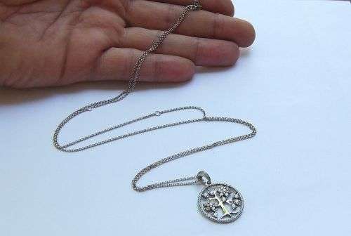 HIGH VALUE !! AN ORIGINAL PANDORA DESIGNER STERLING SILVER NECKLACE WITH TREE OF LIFE PENDANT !!