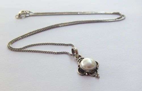 WOW !! A VERY STYLISH SOLID STERLING SILVER PENDANT SET WITH A GENUINE MABE PEARL PLUS NECKLACE !!