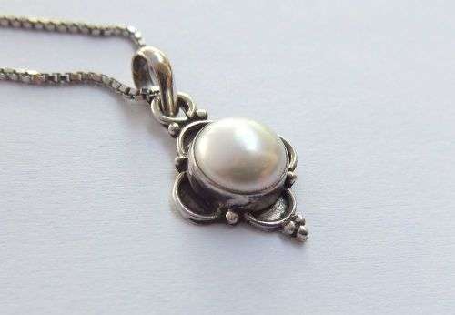 WOW !! A VERY STYLISH SOLID STERLING SILVER PENDANT SET WITH A GENUINE MABE PEARL PLUS NECKLACE !!