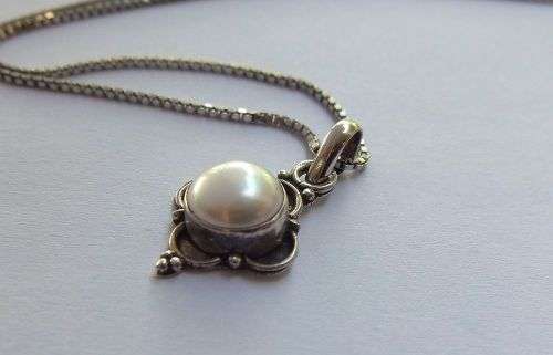 WOW !! A VERY STYLISH SOLID STERLING SILVER PENDANT SET WITH A GENUINE MABE PEARL PLUS NECKLACE !!