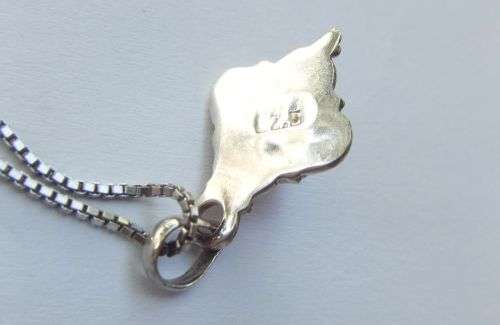 WOW !! A VERY STYLISH SOLID STERLING SILVER PENDANT SET WITH A GENUINE MABE PEARL PLUS NECKLACE !!