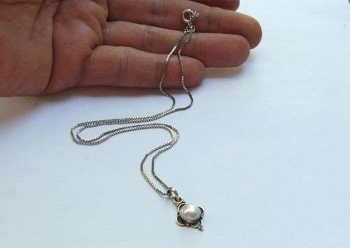 WOW !! A VERY STYLISH SOLID STERLING SILVER PENDANT SET WITH A GENUINE MABE PEARL PLUS NECKLACE !!